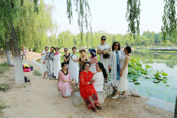 河北邯鄲市模特行業(yè)協(xié)會羅蘭藝術(shù)團演出《中國夢》